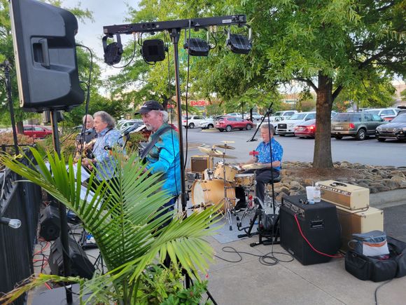 
Band playing later at dinner.
