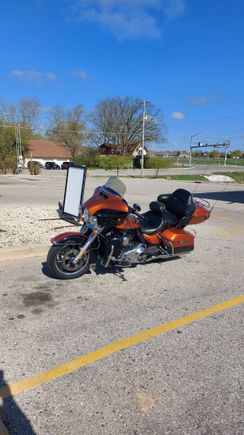 95 miles later i made it to Waterford. My buddy wasn't at his shop yet, so breakfast pizza, at Casey's, it was.