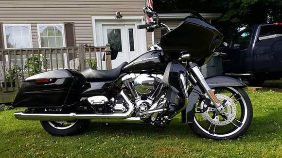 Month later. 2800 miles. Solo seat. Color matched lowers. I also just put on CVO slip ons and highway pegs. All Custom dynamics leds. Streamliner passenger boards.