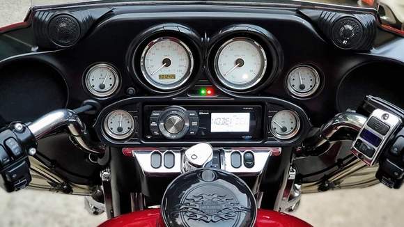 Aquatic av head unit with speakers on the batwing, fairing lowers and tourpak 