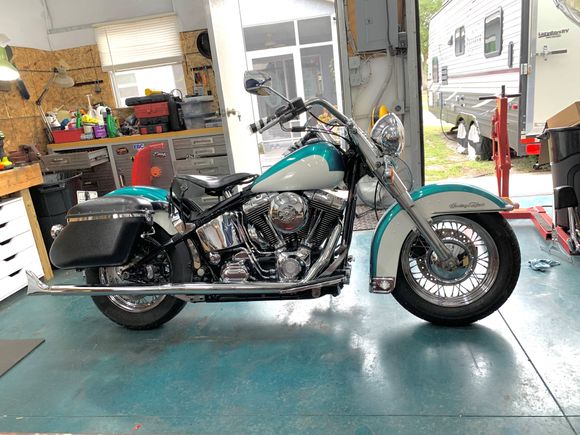 After the pipes and the T-Max, it was time for the seat! I used the police solo, V-Twin pogo system, and the Crossbones frame cover. Everything came together pretty well, and we only needed to modify the Crossbones frame cover to get everything to fit. 