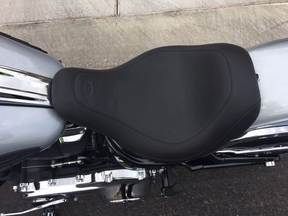 Mustang Wide Tripper Seat on 2019 Low Rider