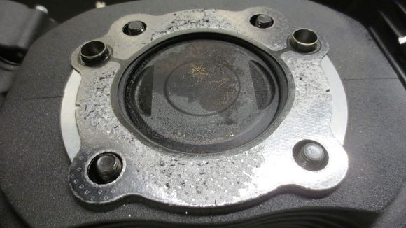 After 1.250km alot of crap on top of the piston from the oil true the intake from the breathers.