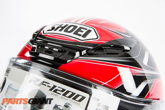 Adjustable vents are fitted at the top of the helmet, allowing you to easily modulate incoming air, even with a gloved hand.