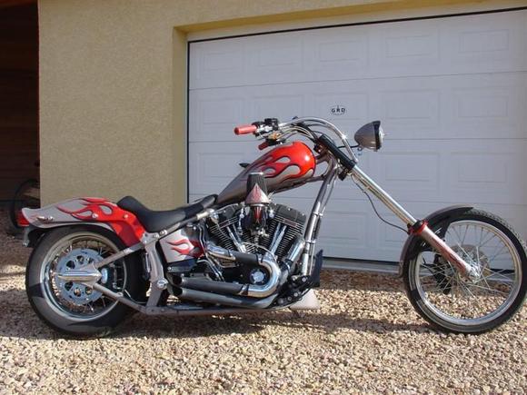 Snoarin' Babe : the chopper that I sold last october, based on a 2003 Softail Night Train. I have crossed the USA in 2003 on it (from San Francisco to Baltimore and Milwaukee for the 100th) Great souvenirs !