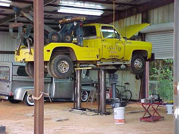 Yes this was the Yellow Wrecker That Worked NO CA World of Outlaw Sprint Car With Woodie Check out Dirt Floor