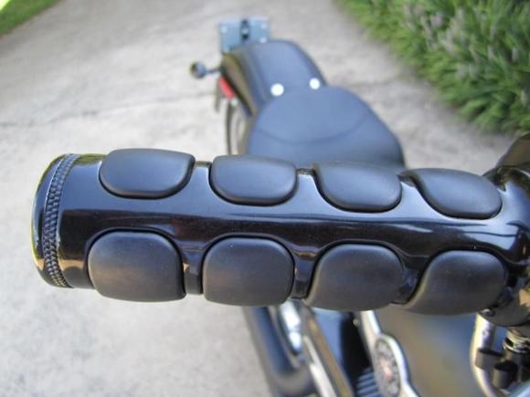 Kuryakyn ISO Grips in black