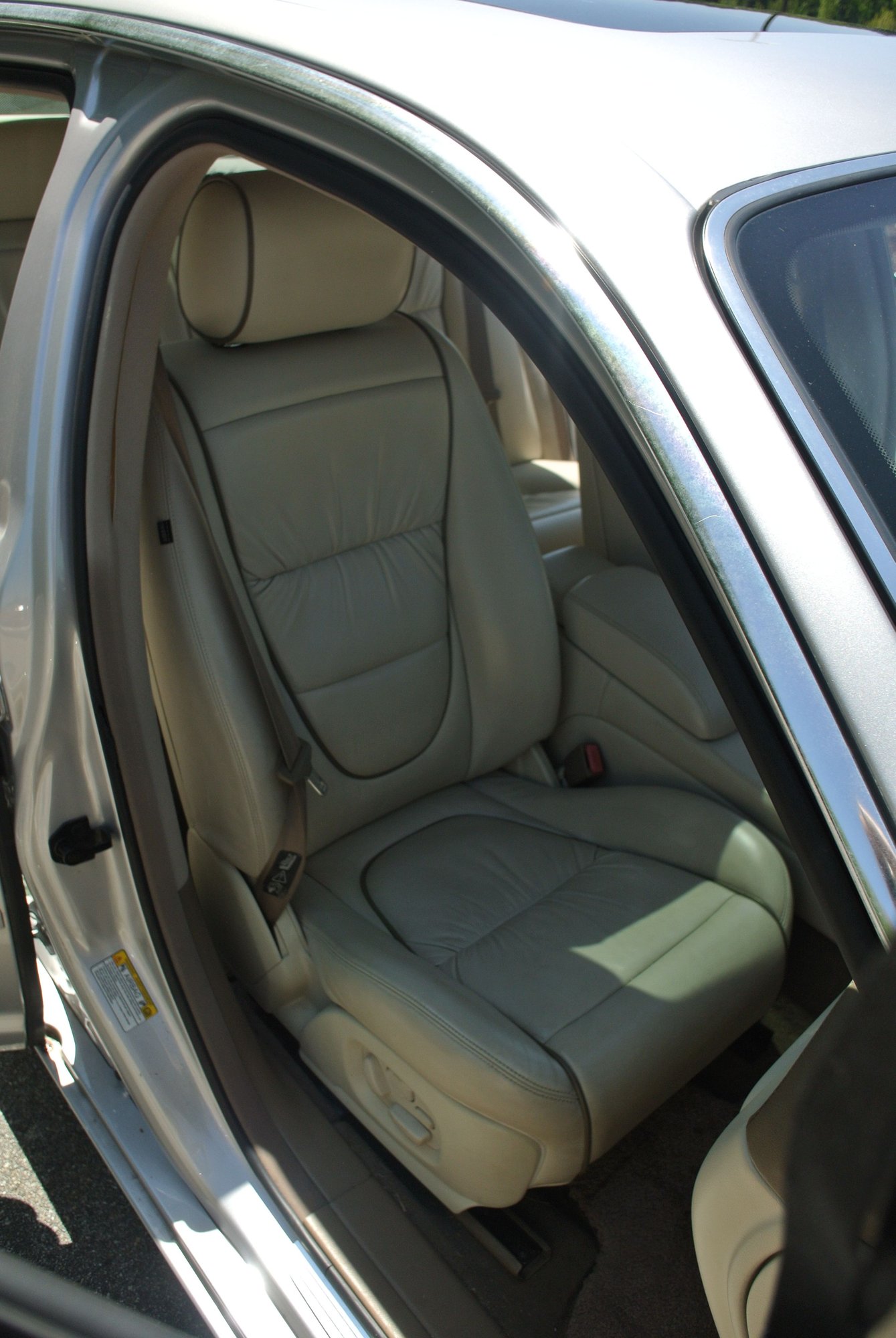 2004 Jaguar Vanden Plas - 2004 Jaguar Vanden Plas with fully fucntioning factory air-electronic suspension - Used - VIN SAJEA74C14SG11606 - 167,200 Miles - 8 cyl - 2WD - Automatic - Sedan - Silver - South Windsor, CT 06074, United States