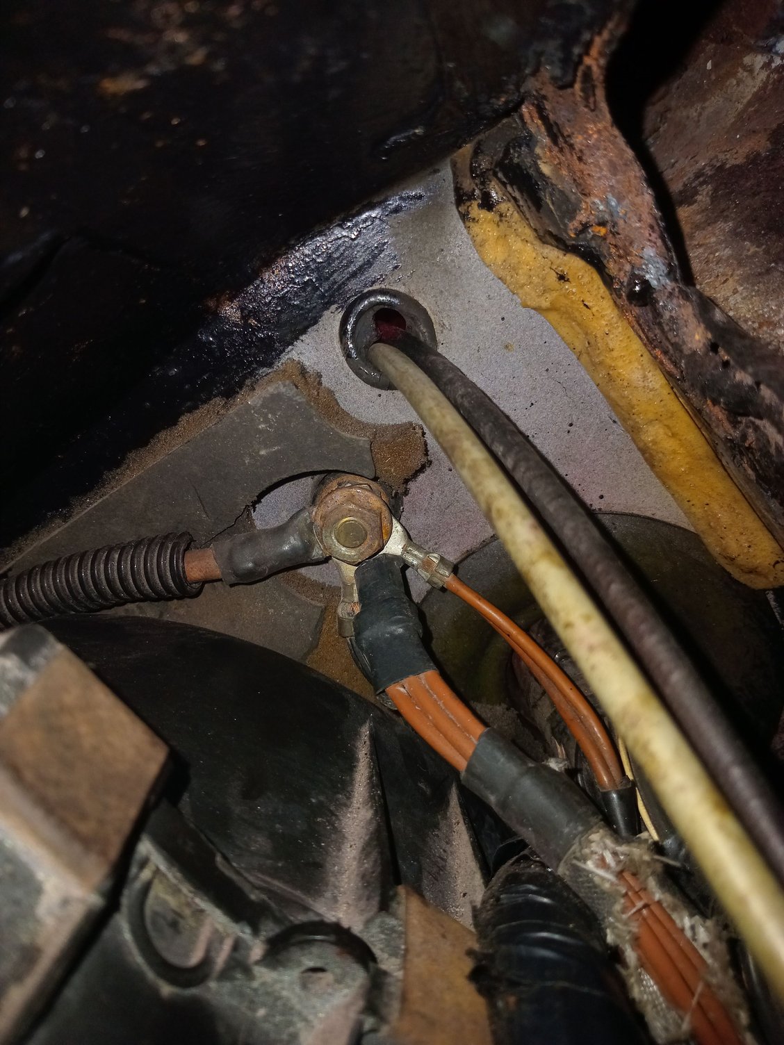 At the very bottom you can see the black wires for the power windows hidden away among the brown wires.😅😅😅