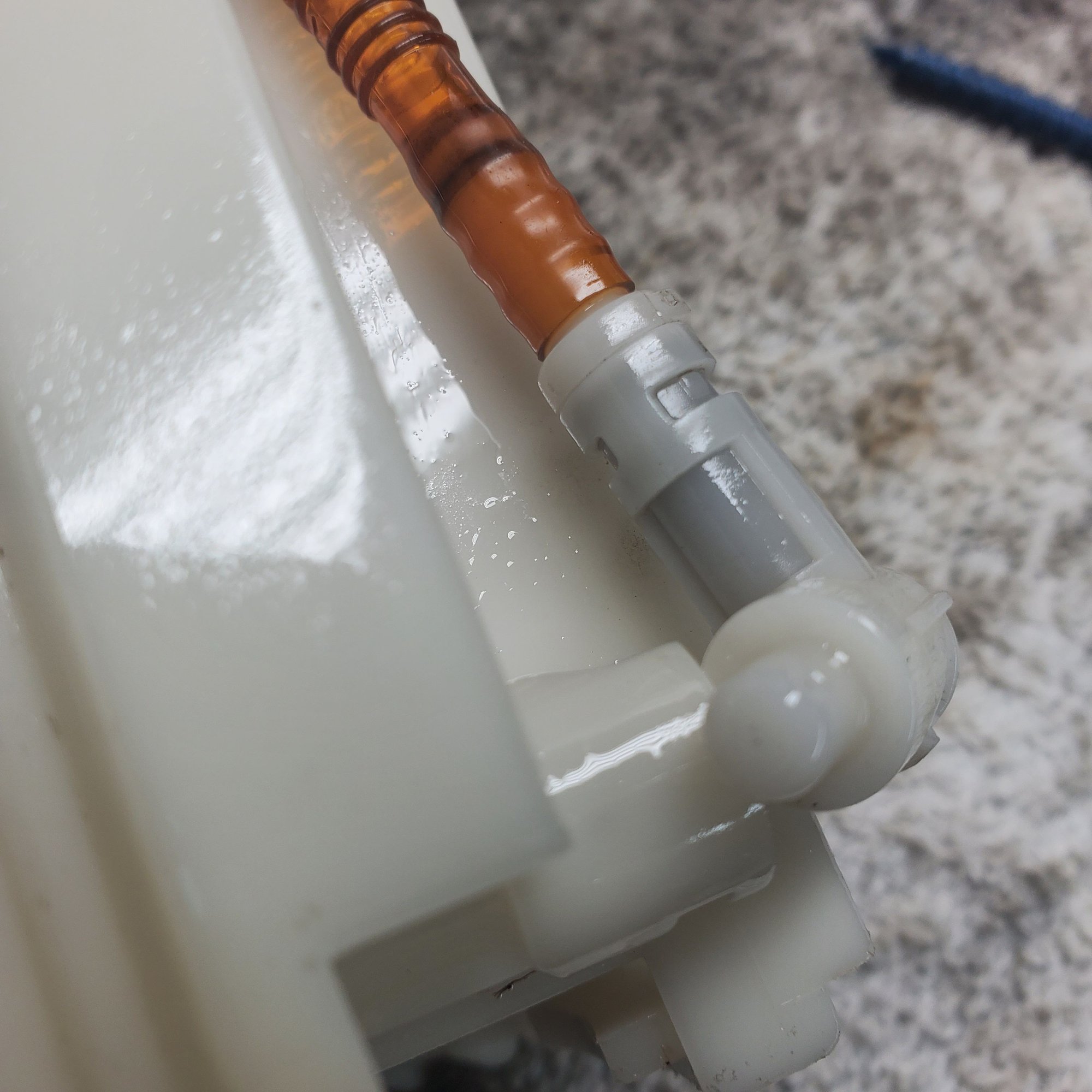 This is that PIN hole I was talking about before whose action when the pump is running forces fuel into the bottom of the basket to keep it full. 