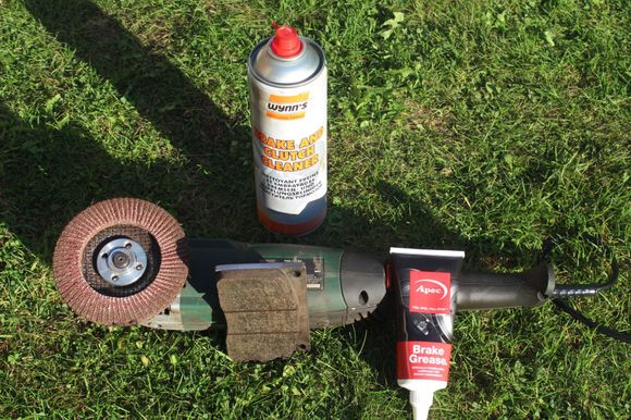 Brake Pad was too much of a Tight Fit, so I ground a bit off the Top and Bottom edge, until it slid in perfect.

Keep the Brake Cleaner away from the Caliper Piston Rubbers.