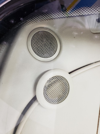 Grill from the door compared to the one in the dash.