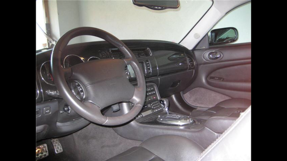 Carbon fiber interiour - but not a "R" on the steering wheel