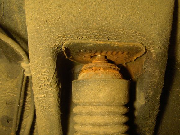 Original RH damper with buffer missing (disintegrated)