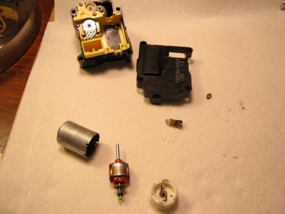 IMG 9...
The servo disassembled. Not dificult at all.