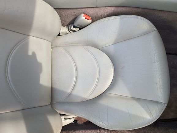 Passenger side seat. Much better condition! This will be for sale when I come to the UK, as it is a driver's side there where I expect most of the wear in these cars is found.