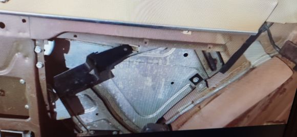 Since the window was jammed at the point where it would drop I wass afraid I'd have to remove the carrier starting with the actuator. This picture is actually from Adam's video. The position of the actuator in the rail is the easiest place to remove the actuator.