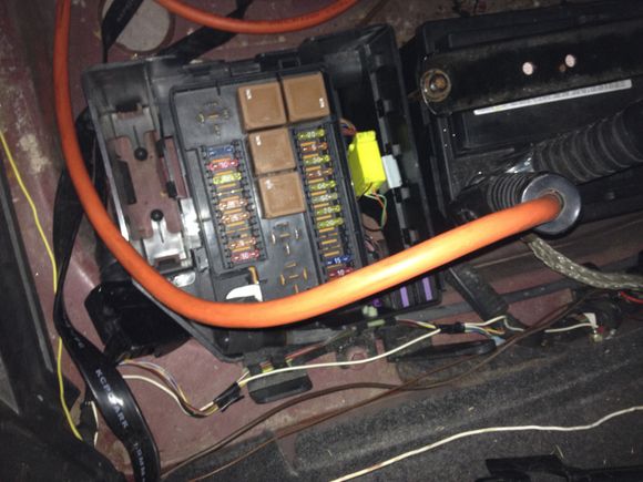 #1 Second fuel pump (SC models only), #2 Rear window defroster, #3 Side marker, license plate and trailer rear lamps, #4 Fuel pump, #5 Stop lamps (HMSL and trailer only), #6 Accessory socket (where fitted), #7 Fuel filler flap lock, #8 Fuel filler flap unlock