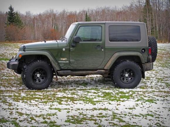 Trevor's 07 Sahara no lift 33x12.50x16 BFG A/T on ProComp 7169 16x8 w/3.75 Back space. Side view.