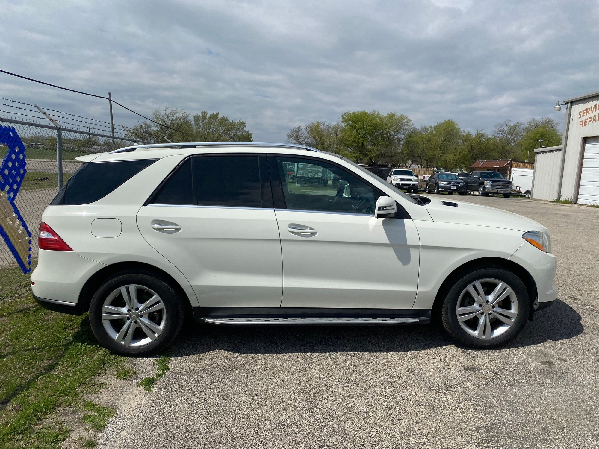2013 Mercedes-Benz ML350 - 2013 ML 350 needs work - Used - VIN 4JGDA5HB6DA188309 - 190,000 Miles - 6 cyl - AWD - Automatic - SUV - White - Fort Worth, TX 76110, United States