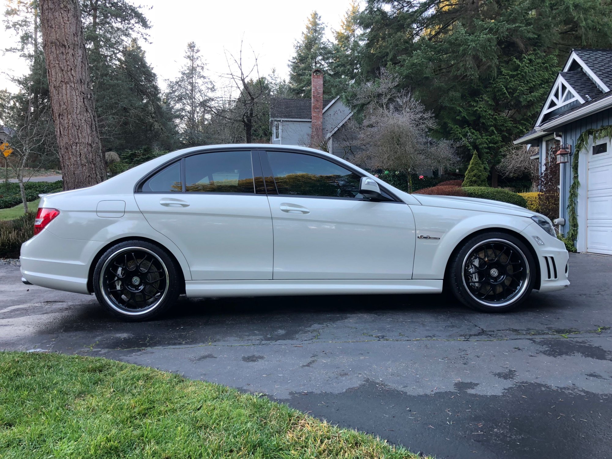 2009 Mercedes-Benz C63 AMG - 2009 C63 AMG, White, 34k miles - Used - VIN WDDGF77X89F241054 - 33,940 Miles - 8 cyl - 2WD - Automatic - Sedan - White - Woodinville, WA 98072, United States