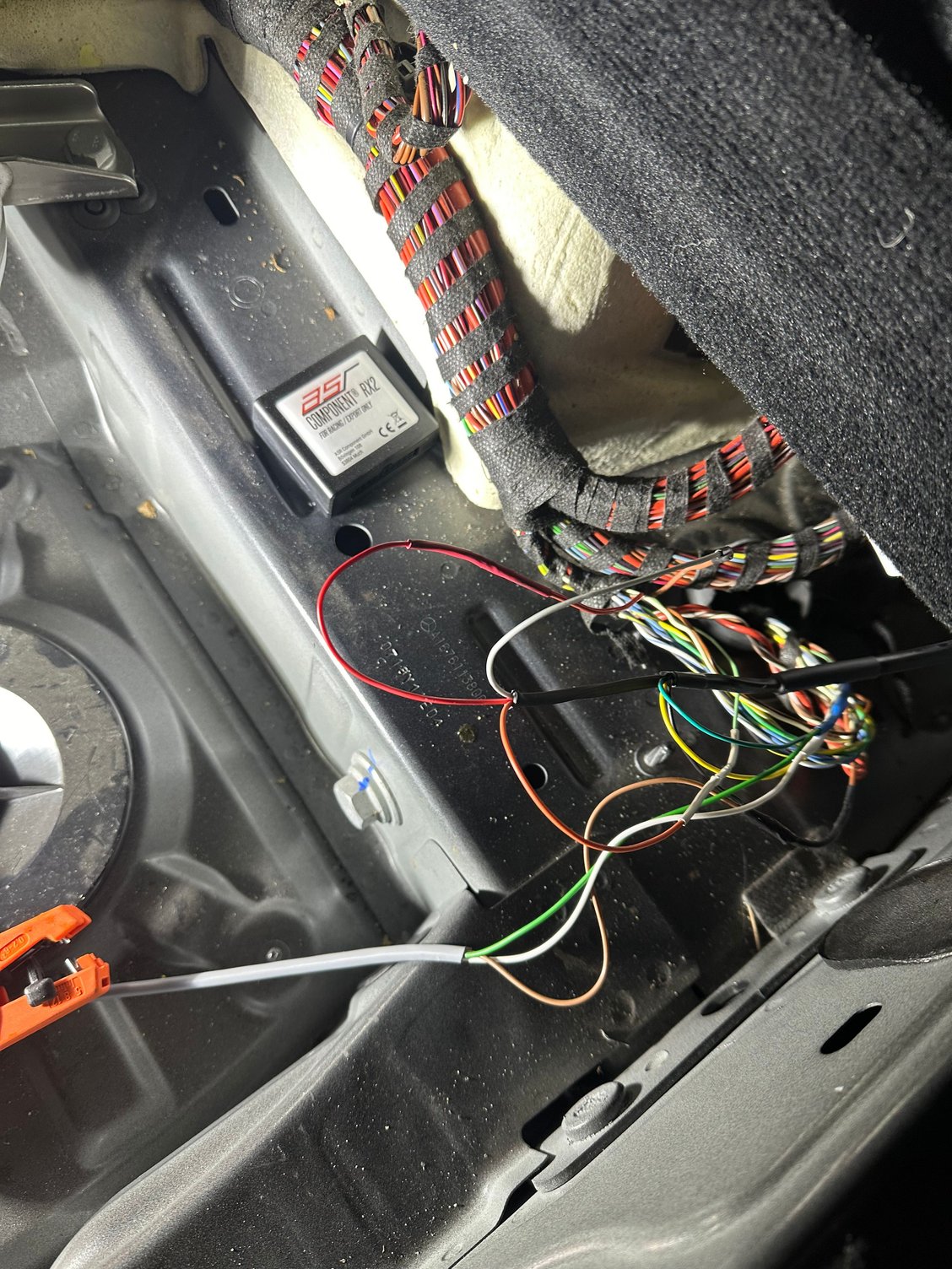 all wires connected . additional cable on the bottom going to left actuator . 