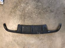 This is oem rear splitter but it does not have the bracket.