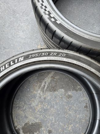 295/30ZR20 Tire