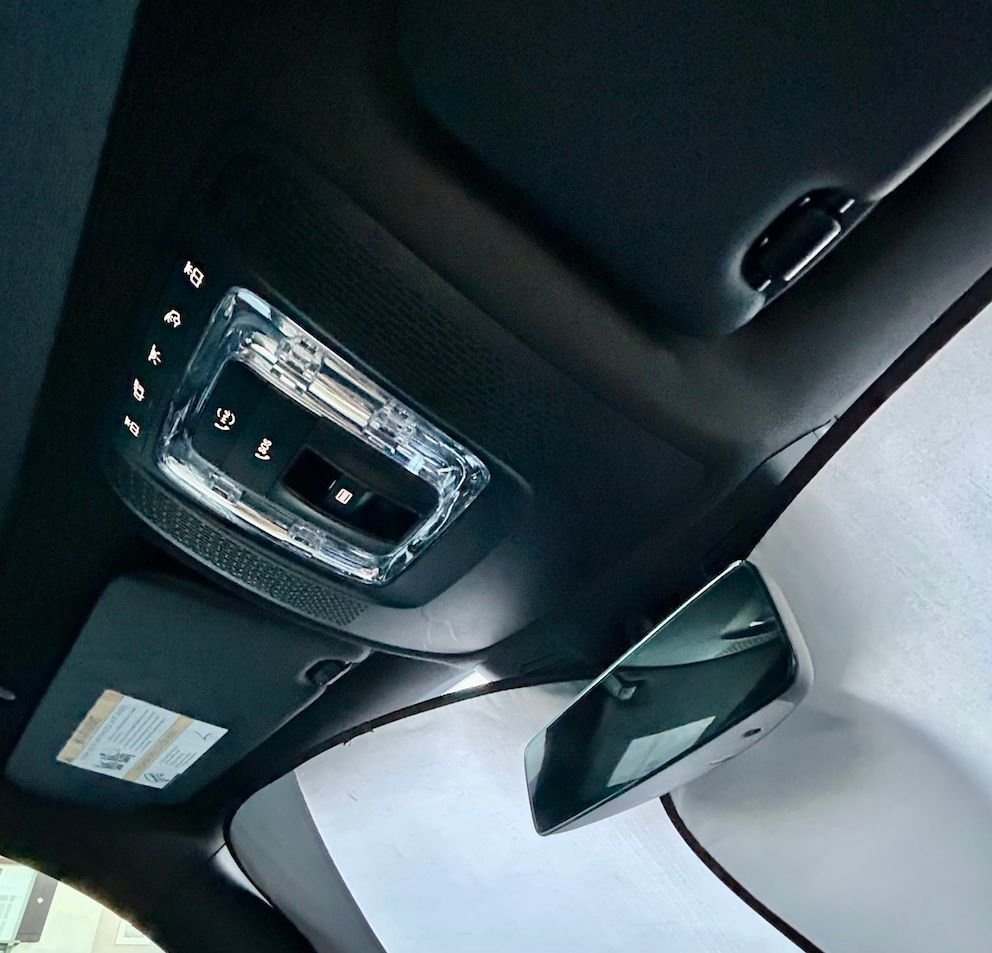 Mirror is Auto-Dimming with Map Lights