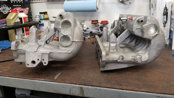 Backsides of the JDM NB6 (left) and the USDM NA6 (right) intake manifolds. Interesting that the runners on the NB6 IM is more squared off than the smoother wider radius of the NA6 IM's runners.