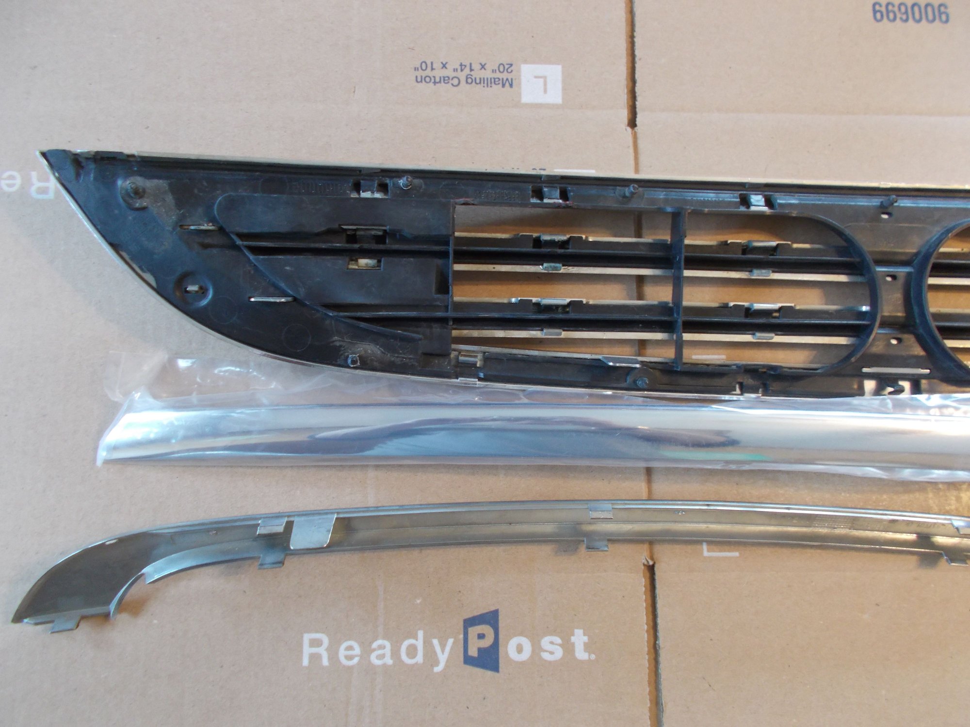 Exterior Body Parts - Facelift Grille from 2006 R50.  All 3 pieces. - Used - 2002 to 2006 Mini R50: "Mk I" Mini One & Cooper - 2005 to 2008 Mini R52: "Mk I" Mini Convertible - 2002 to 2006 Mini R53: "Mk I" Mini Cooper S - Bryan, OH 43506, United States