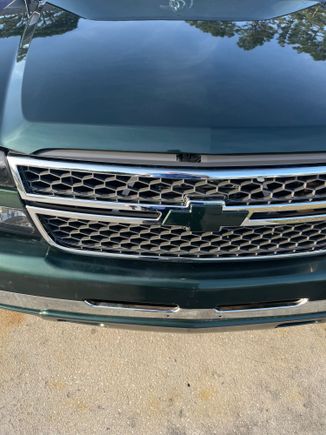 This is oem hood 2500hd but grille doesn’t match what grille do I need this grill is for a 2500hd but the gap is my issue