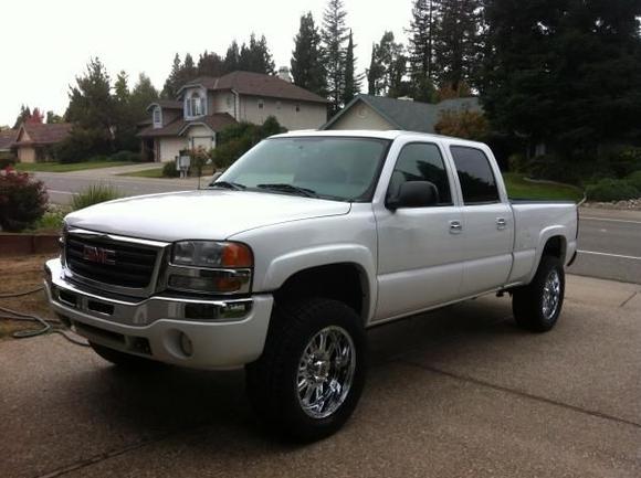 2005 GMC Sierra 2500HD with 20x9 XD Hoss and Nitto Terra Graplers