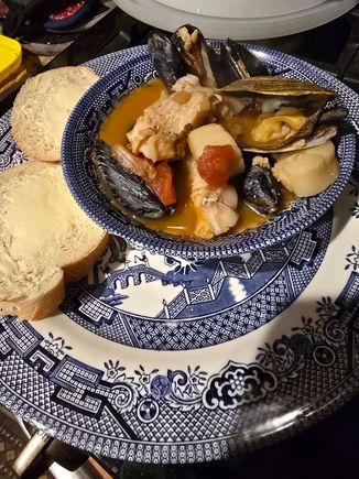 Chapino . Haddock, shrimp, scallops, steamers, mussels, tomatoes, soft shell crabs. With bread. 