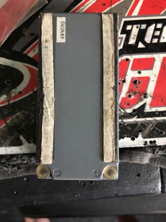 The “notches” are double sided tape on the bottom. 