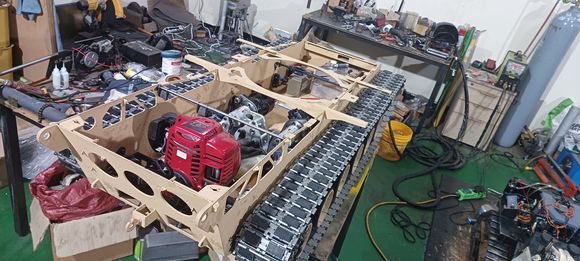 Hydraulic cooling is intended to be mounted on the underside of the turret.