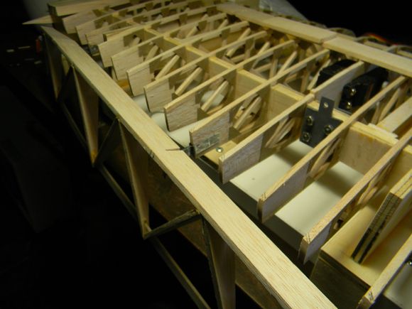 Working aileron hinge(s)