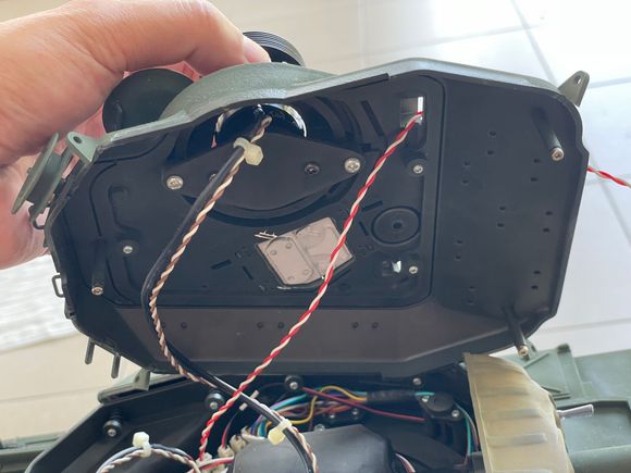 By removing the spacers, the cap screws can be screwed precisely to manage the gap.