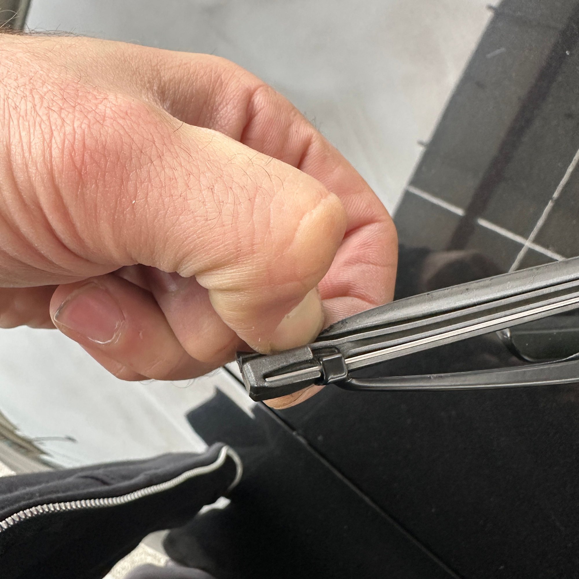 To remove the blade, pull the wiper insert down like so and pull the blade out. Itll take a bit of force but youll get it out.