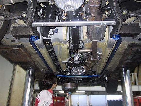 Image of rear lower brace at the top of the image.