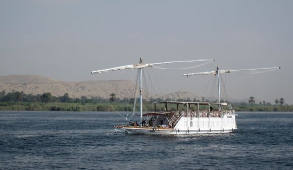 1022 Passing Dahabya.JPG