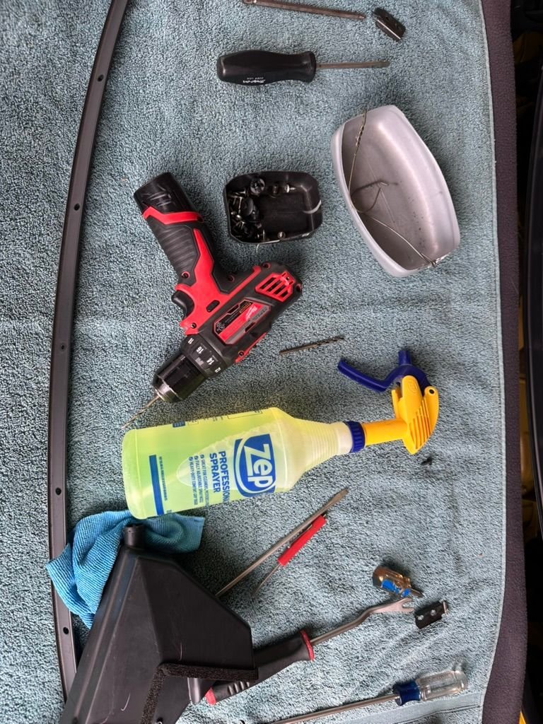 Even while working he kept his workspace tidy. 