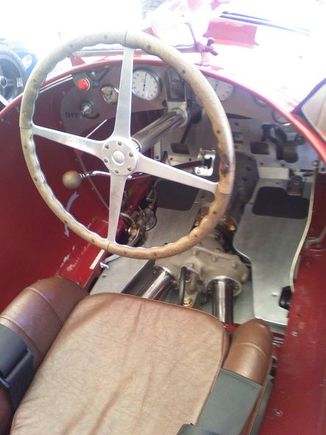 Nuvolari's Alfa cockpit showing diff. split