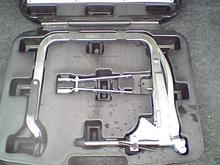 crap puller 0531091305a.  here is what is wrong with it.
the foot on the valves is pointed and not a round foot with movement to keep it at 90 degrees.  it does not have a screw drive to make the springs compress, you have to use it like a vice grip.  the metal in it is not very strong.
IT DOES NOT WORK!