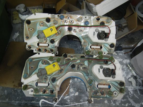 Bottom cluster is the original one with the corroded printed circuit. Top is a parts one with the same circuit part number.