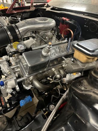 Vacuum regulator in valve cover