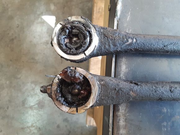 Top tie rod: metal socket
Bottom: plastic socket