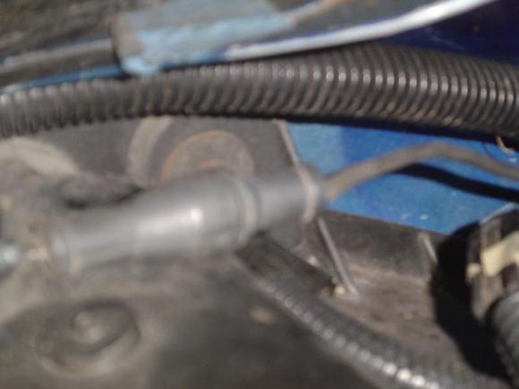 DSC00907 what that middle wire ??for it connects by AC connectotor by firewall wire run toward left front of car