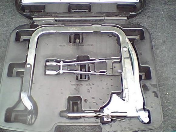 crap puller 0531091305a.  here is what is wrong with it.
the foot on the valves is pointed and not a round foot with movement to keep it at 90 degrees.  it does not have a screw drive to make the springs compress, you have to use it like a vice grip.  the metal in it is not very strong.
IT DOES NOT WORK!