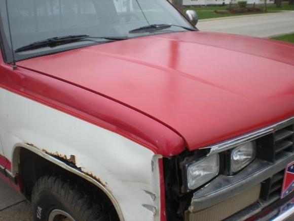 finaly got the new hood on there
thats the old rusty fender i was gonna get just the outer sheetmetal for it but instead had to get the whole fender due to the lip was rustdd out too bad to save